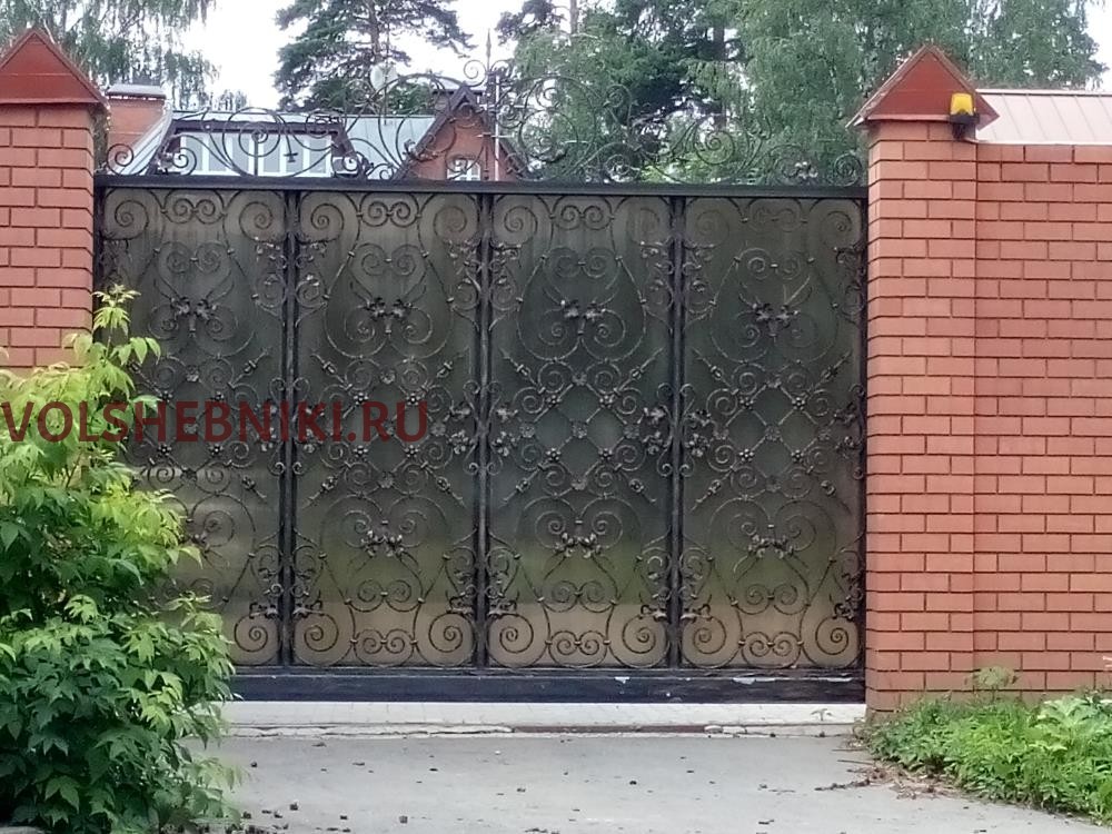 ВОРОТА КОВАНЫЕ С ПОЛИКАРБОНАТОМ ВКВ-6