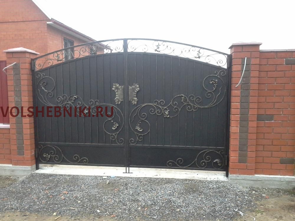 ВОРОТА С НАКЛАДНЫМ КОВАНЫМ РИСУНКОМ ВКВ-11